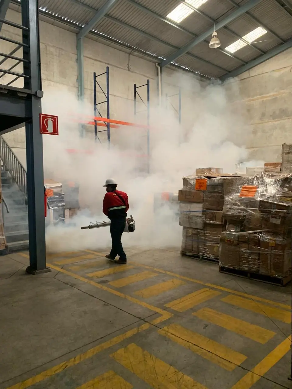 Fumigación de centro de distribución con estanterías por Sin Plagas