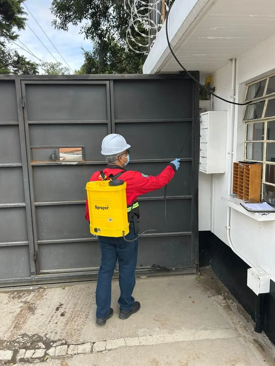 Técnico de Sin Plagas aplicando control perimetral