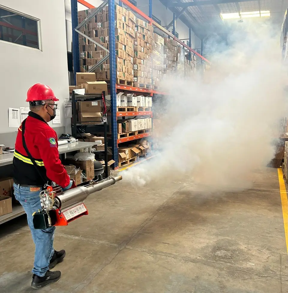 Nebulización en bodega de almacenaje por técnico de Sin Plagas